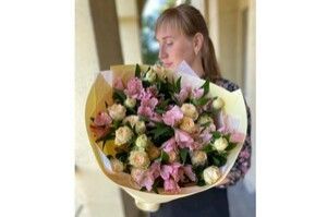 Букет из альстромерии и кустовой розы