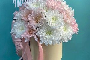 Композиция в цилиндре, из хризантем