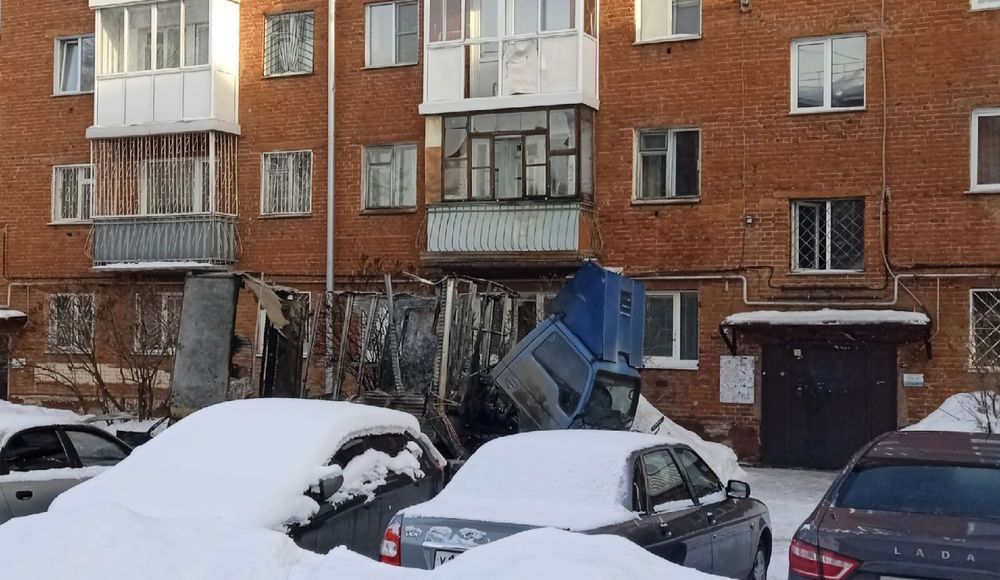 Грузовик сгорел на кемеровском проспекте
