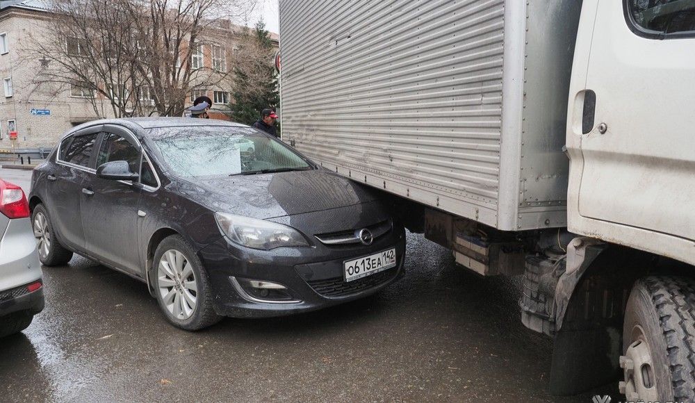 ДТП с грузовиком блокировало часть проезда в Кемерове