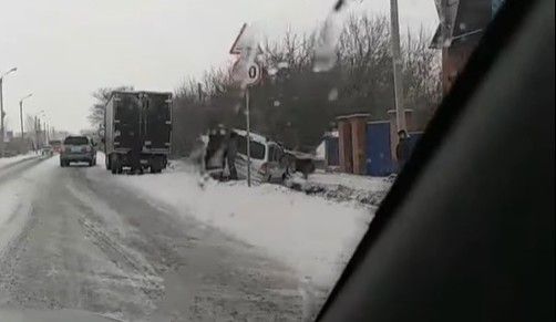 Машина улетела в кювет после ДТП в кузбасском городе