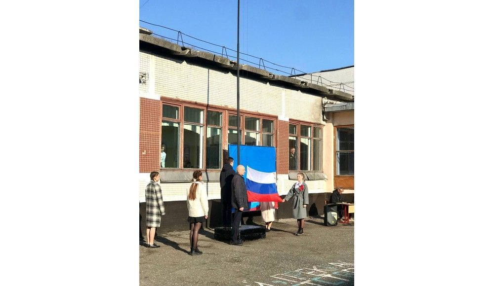 Занятия в кузбасских школах стали начинаться с гимна и поднятия флага