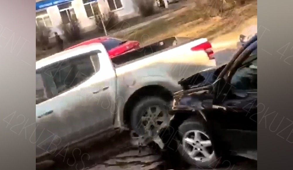 ДТП перекрыло часть улицы в Новокузнецке