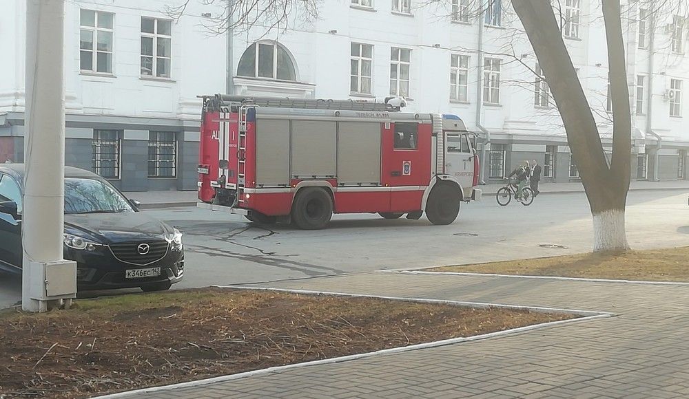 Очевидцы поделились новыми кадрами с места пожара в центре Кемерова