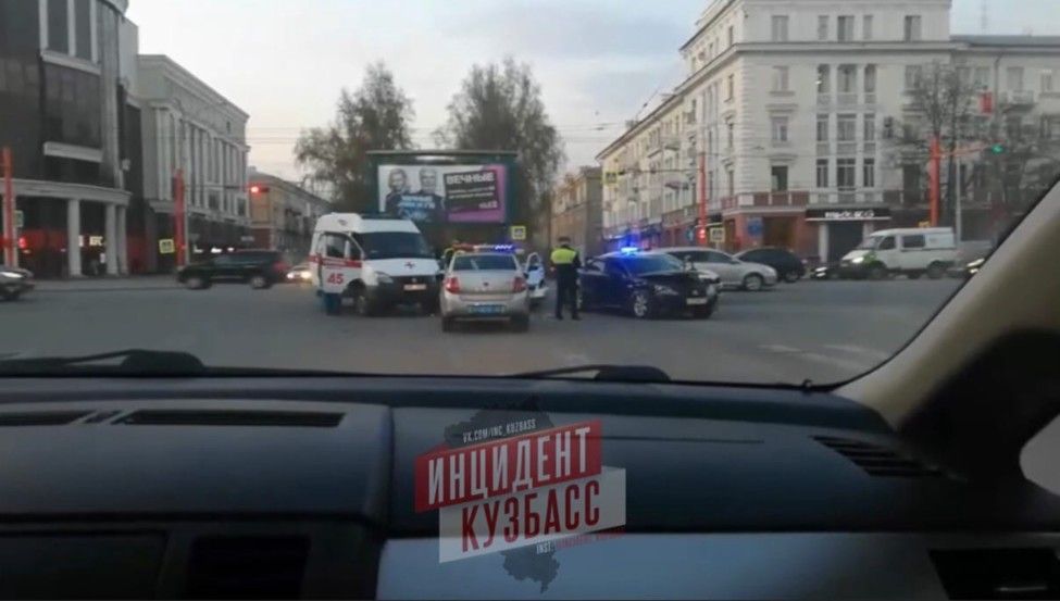 Водитель на Lexus устроил ДТП с пострадавшим в центре Кемерова