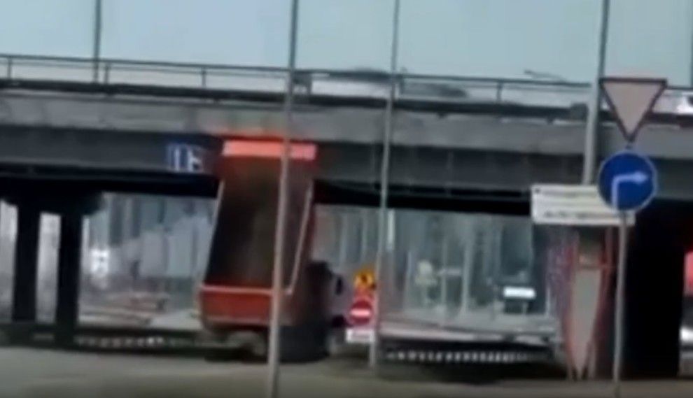 Полицейские поймали врезавшегося в кемеровский мост водителя