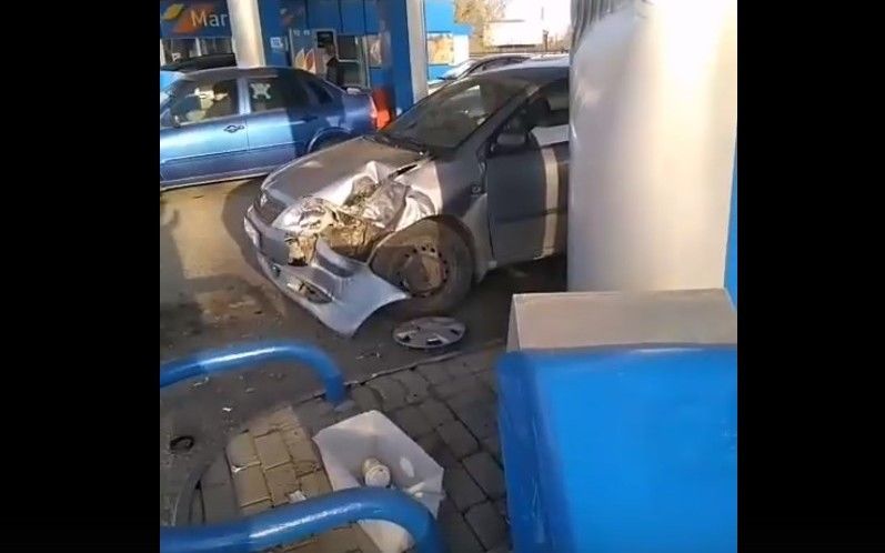 Оторванное колесо грузовика разбило автомобиль на кемеровской заправке