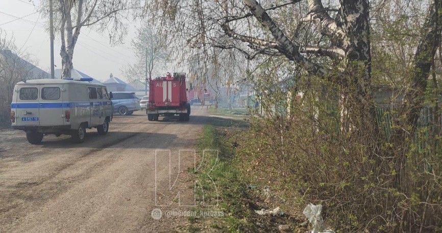 Пожар в кемеровском частном секторе попал на камеру очевидцев
