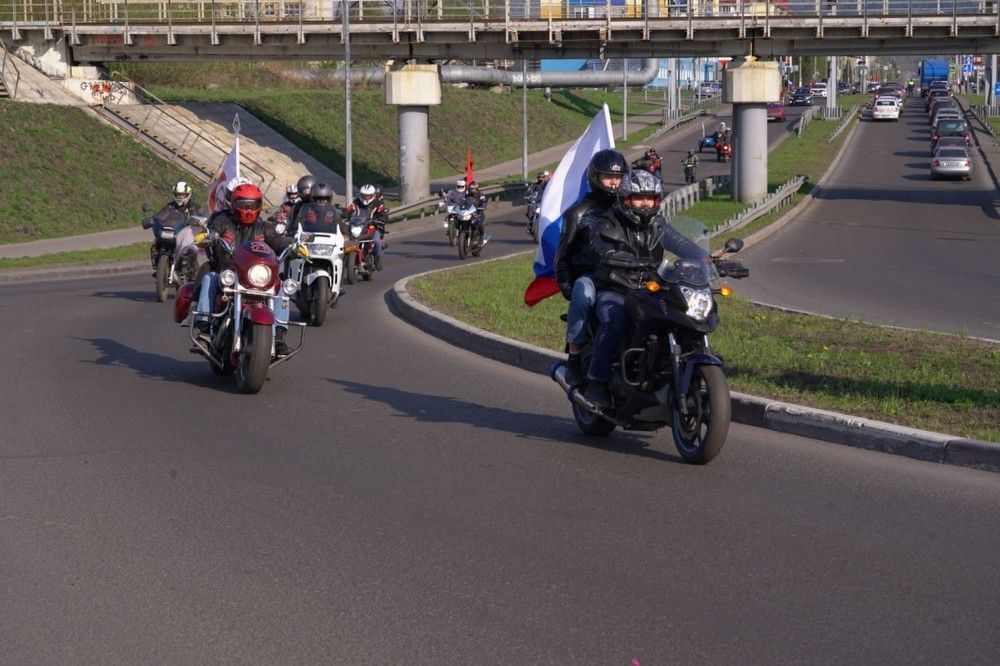 По главным улицам города прошел автопробег «На путях-дорогах фронтовых».