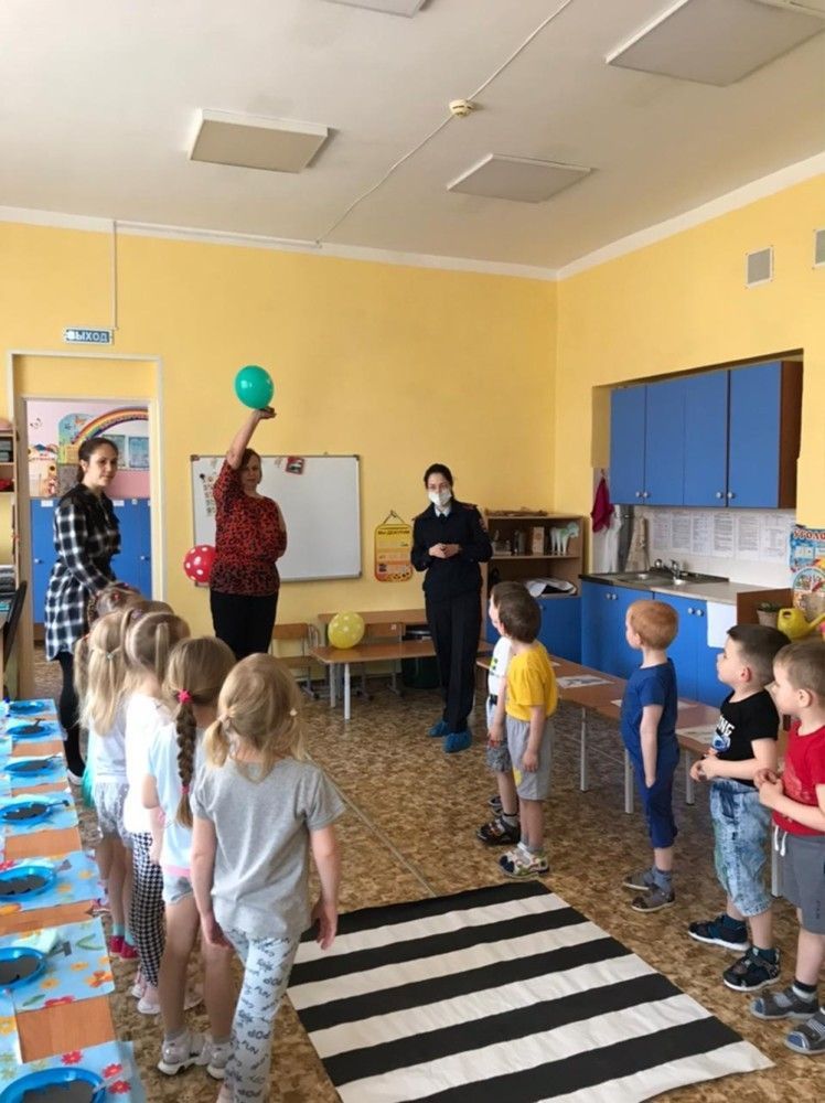 Инспектор пропаганды БДД Госавтоинспекции города Междуреченска Наталья Федорова провела обучающее занятие по Правилам дорожного движения для воспитанников детского сада № 58 «Аленушка».