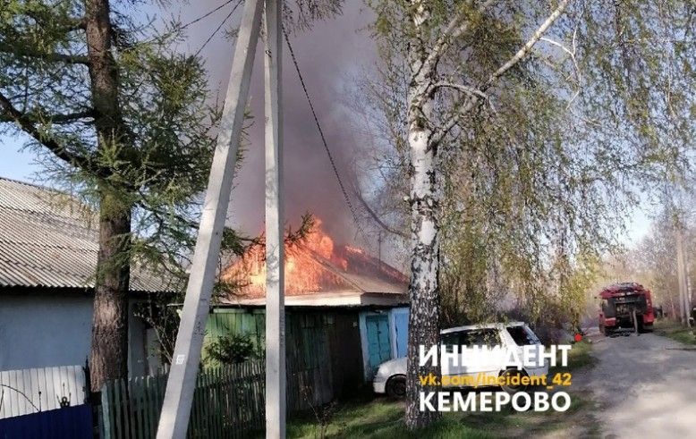 Крупный пожар охватил частный дом в Кемерове