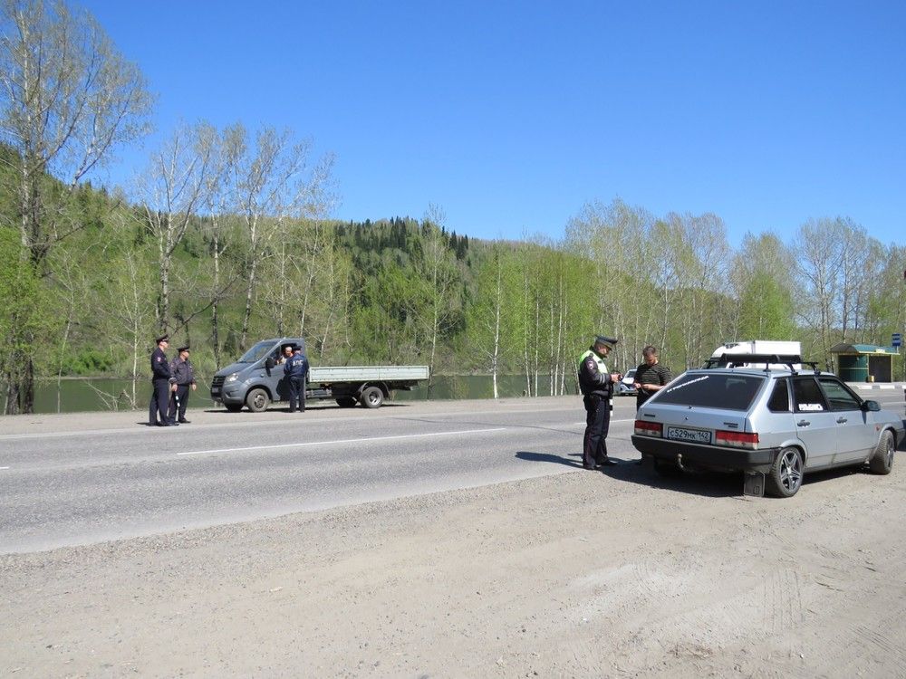 Перевозить пассажиров, в частности юных, по правилам дорожного движения обязанность водителя транспортного средства.