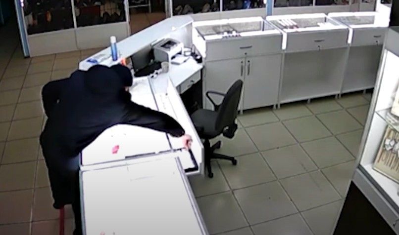 Кража колец на 220 000 рублей из кузбасского магазина попала на камеру