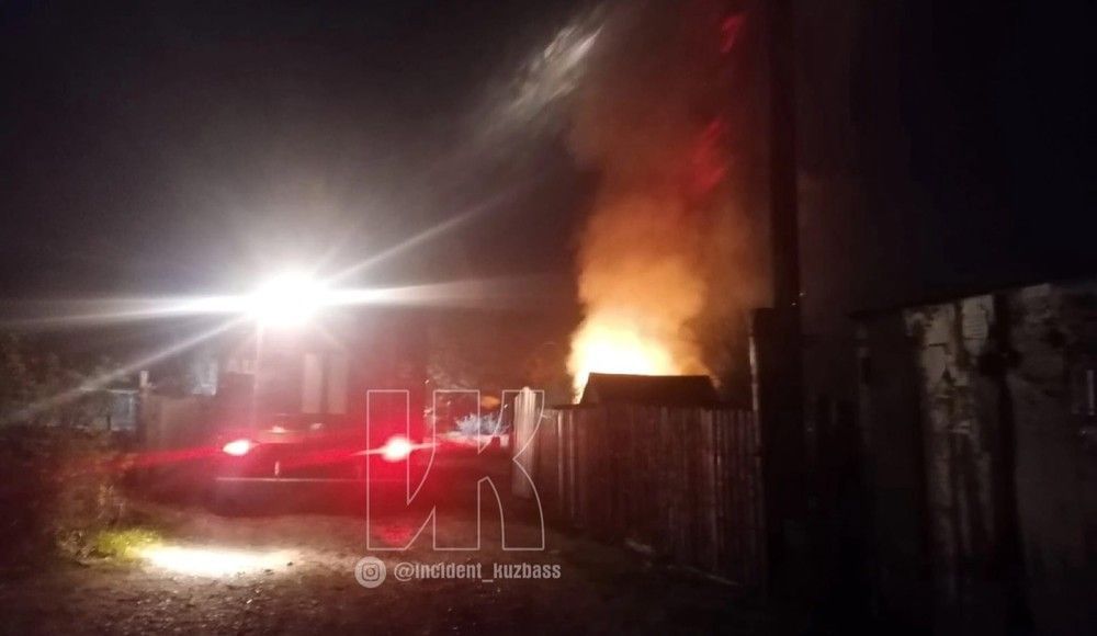 Ночной пожар произошел в одном из кемеровских микрорайонов