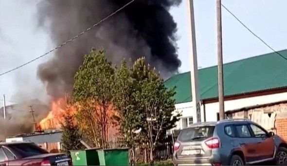 Частный дом вспыхнул в кузбасском поселке
