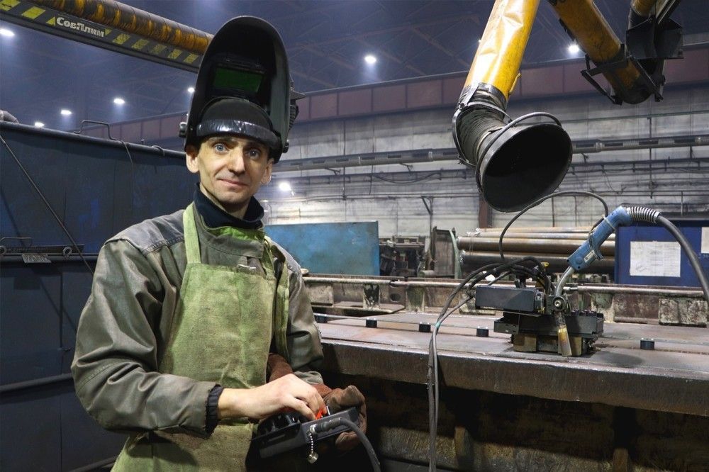 Монтажник омске. Монтажник на стройке. Высотники монтажники зимой. Электрик. Электрик на дом.