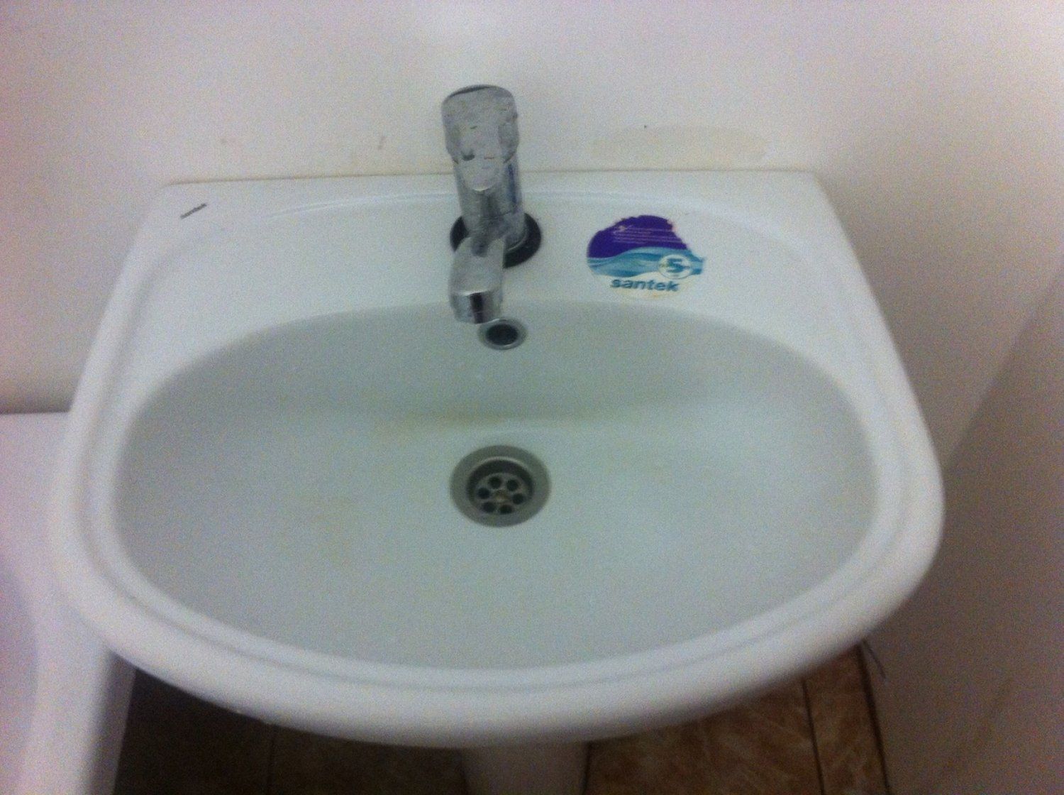 пьедесталом сифоном смесителем. подвод труб к раковине. раковина jika zeta 55. раковина santek анимо 60 с пьедесталом. унитаз сантек лига.