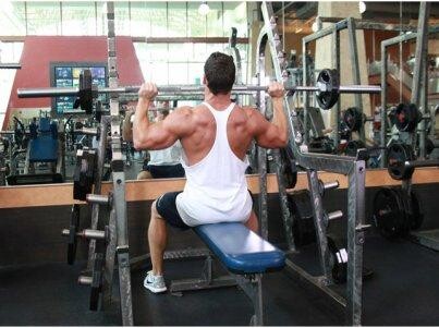 Занятия в тренажёрном зале для взрослых