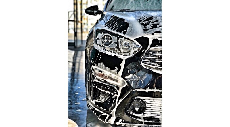 Мойка кузова автомобиля с пеной