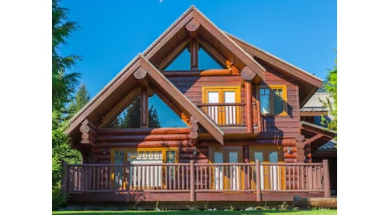 Покраска деревянного дома или бани снаружи