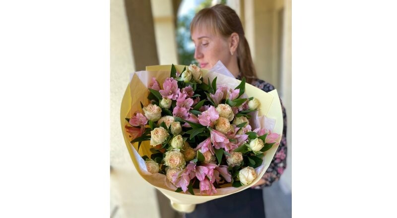 Букет из альстромерии и кустовой розы