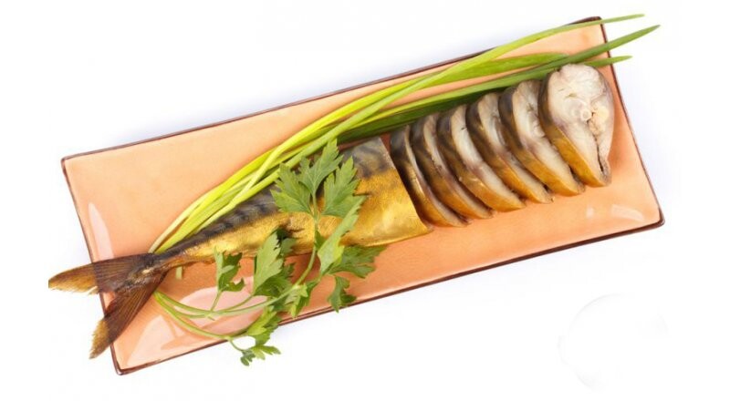 Скумбрия холодного копчения с головой