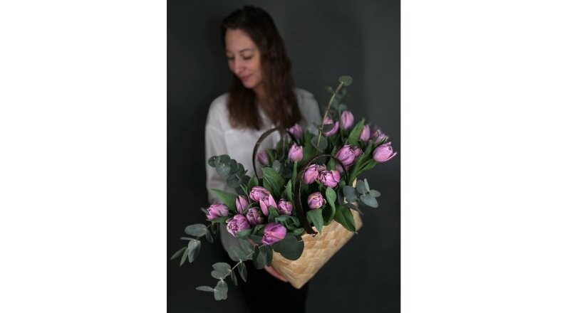 Тюльпаны с эвкалиптом в корзине