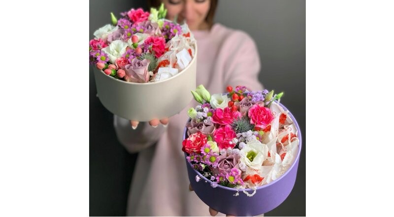 Круглая дизайнерская коробочка с микс составом цветов и конфетами Рафаэлло