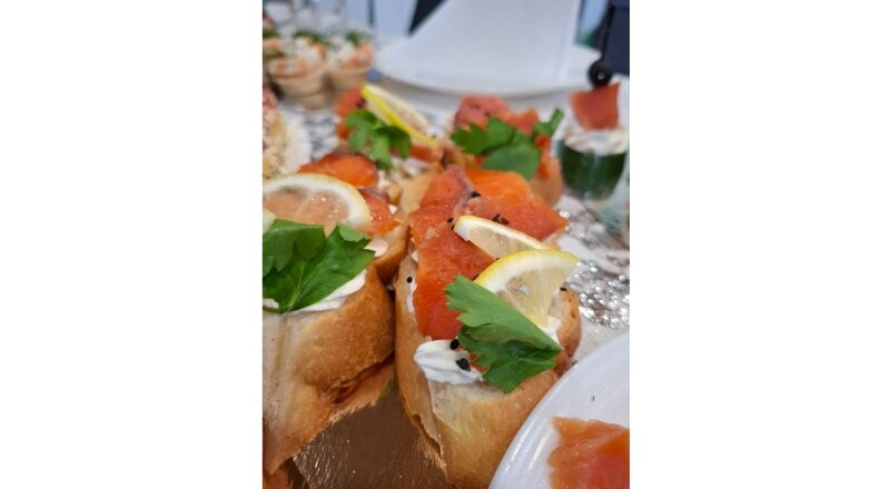 Брускетта с горбушей горячего копчения