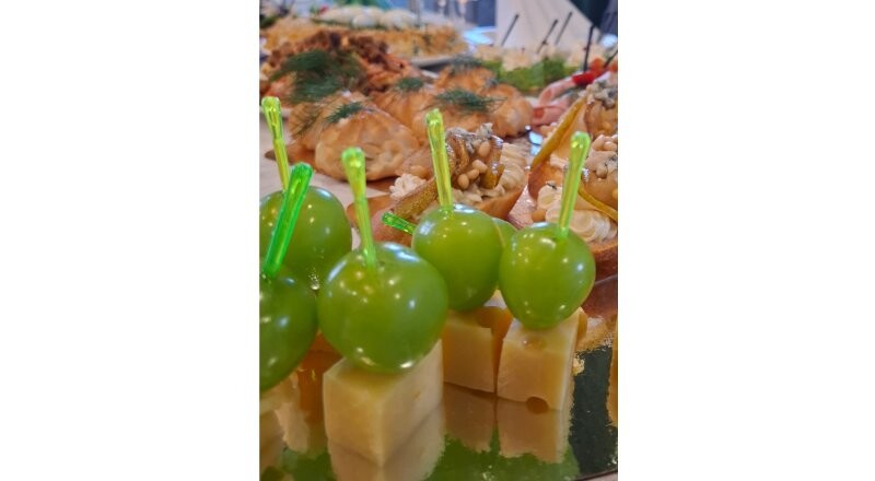 Канапе с сыром Маасдам и виноградом