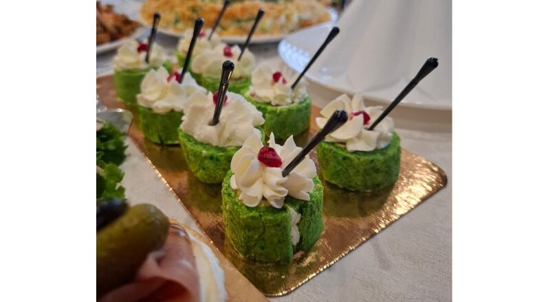 Шпинатный рулет с красной рыбой