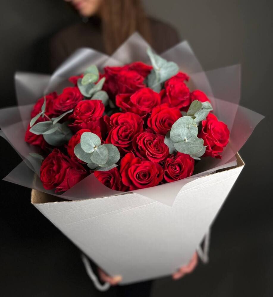 Розы с эвкалиптом в коробе
