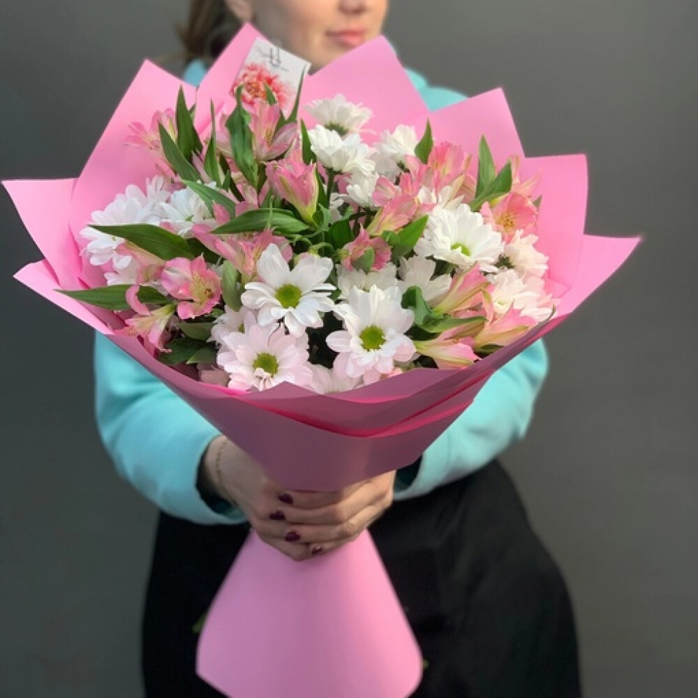 Весенний букет с ромашкой и альстромерией