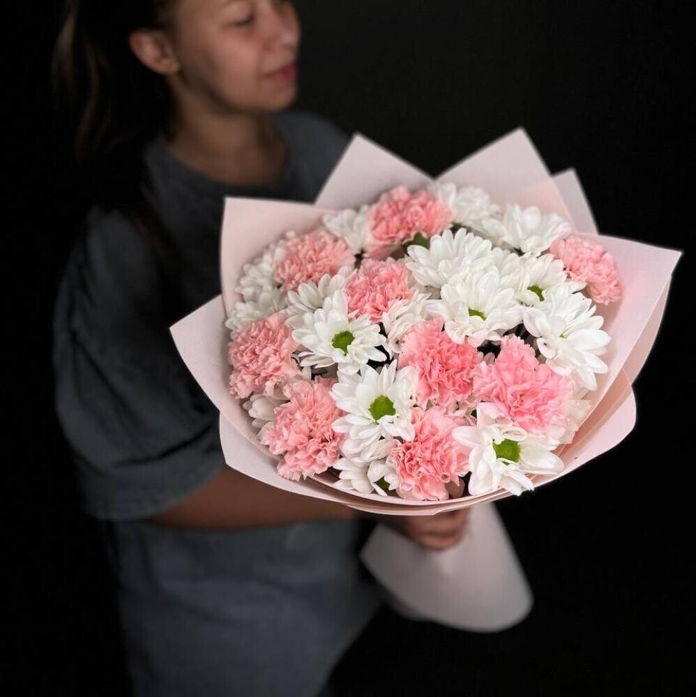 Нежный букет с диантусом и ромашкой