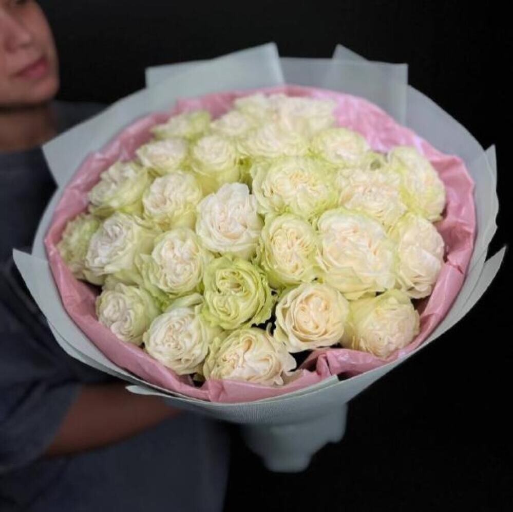 Букет белых роз в оформилении