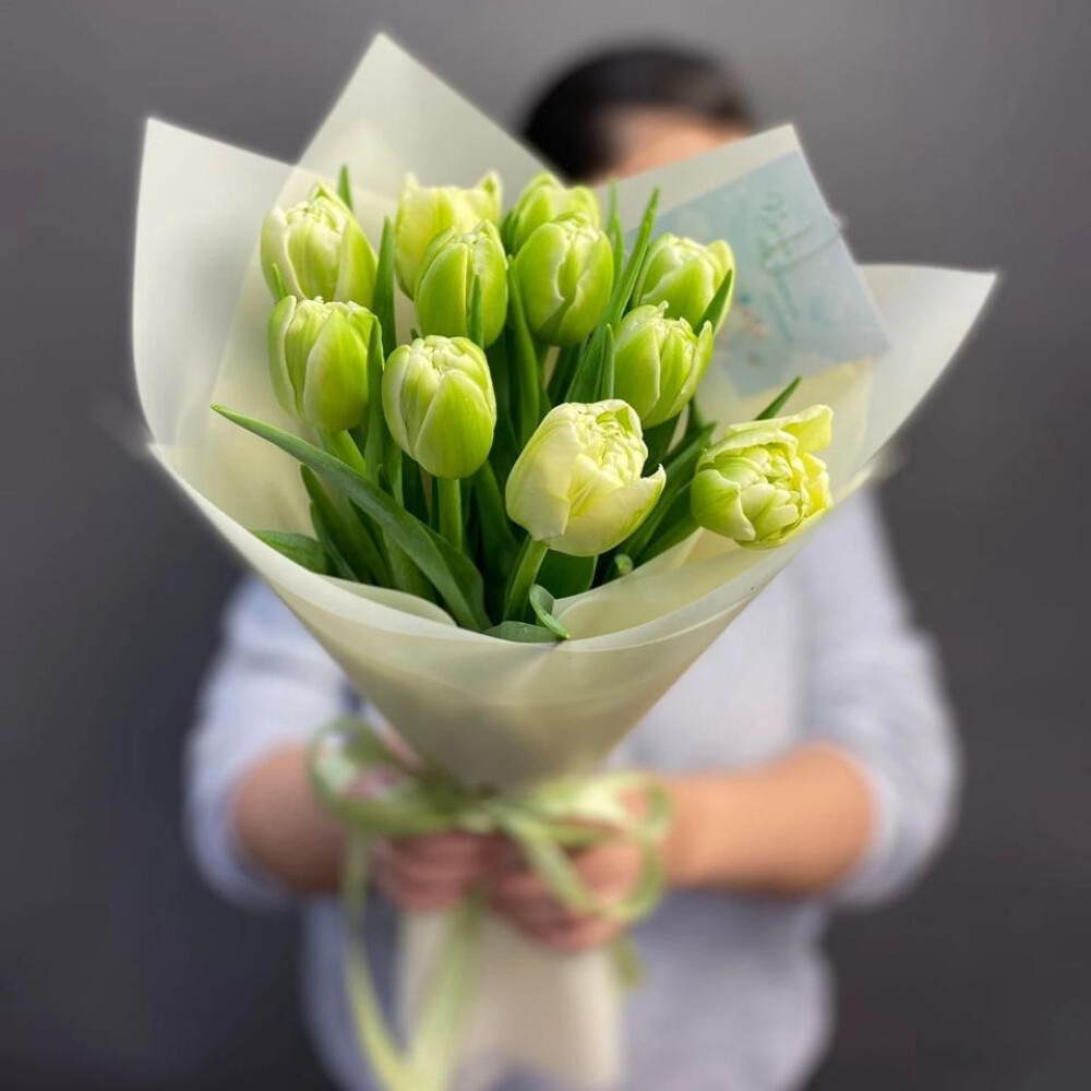 11 тюльпанов в стильной упаковке