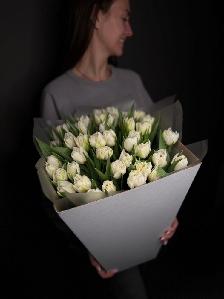 45 пионовидных тюльпанов в коробе
