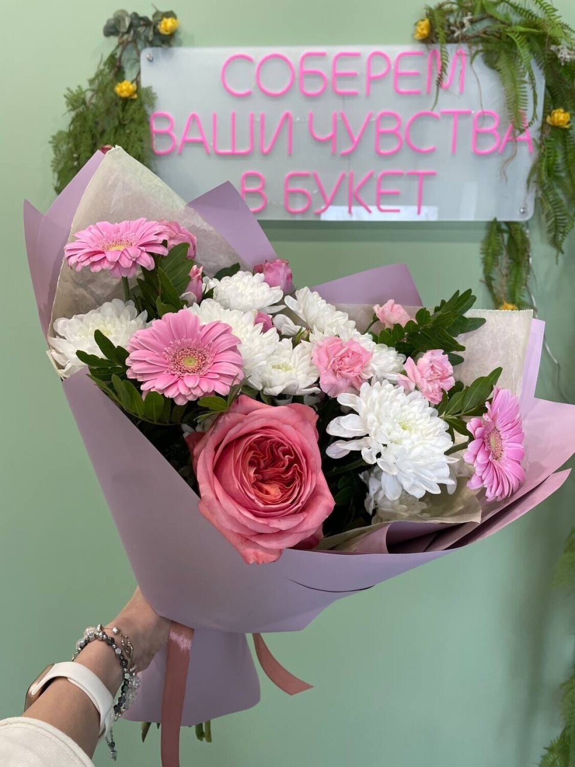 Букет из нежнейших кустовых роз и эустомой