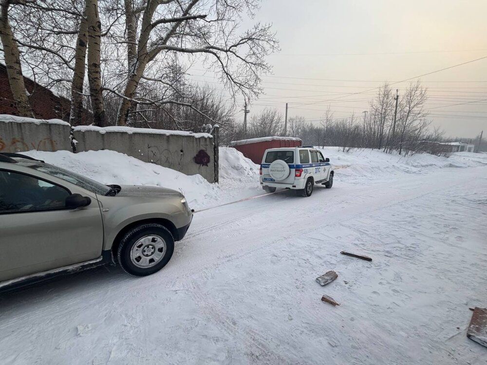 Сотрудники Госавтоинспекции Киселевска оказали помощь водителю на дороге