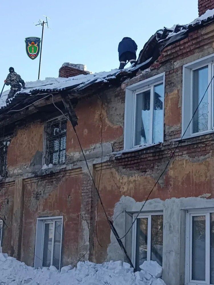 Крыша частично рухнула в кузбасском доме из-за коммунальщиков