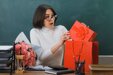В Кузбассе учителям придется выкупать дорогие подарки от школьников
