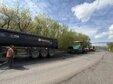 В рамках нацпроекта «Инфраструктура для жизни» на 375 километре подрядчик приступил к укладке выравнивающего слоя - на участке от улицы Лесной.