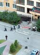 В Кемерове с 12 этажа сбросили кресло – девушек заковали в наручники